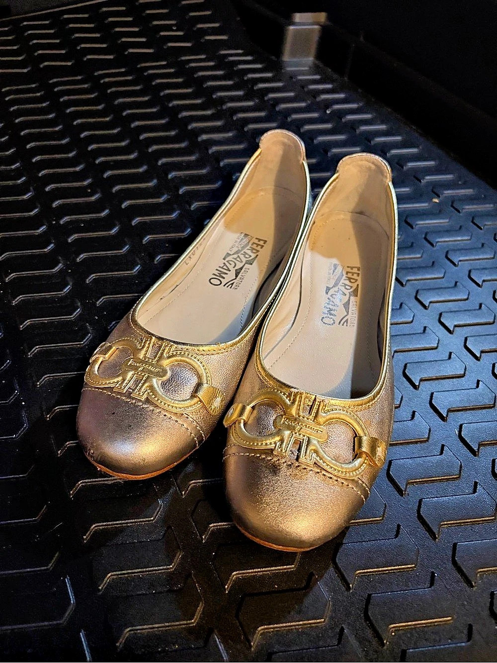 Ferragamo Metallic Bow Flats Gold US 7 C